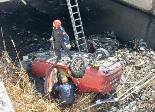 Sulama kanalına düşen otomobilden burunları kanamadan çıktılar